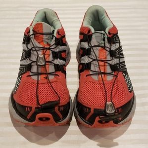 Womens Salomon hiking shoe sz 9.5